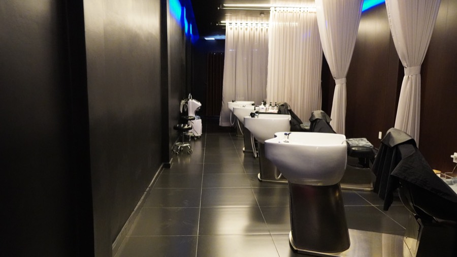 White shampoo stations in the head spa room